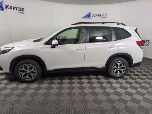 Crystal White Pearl 2022 Subaru Forester Premium