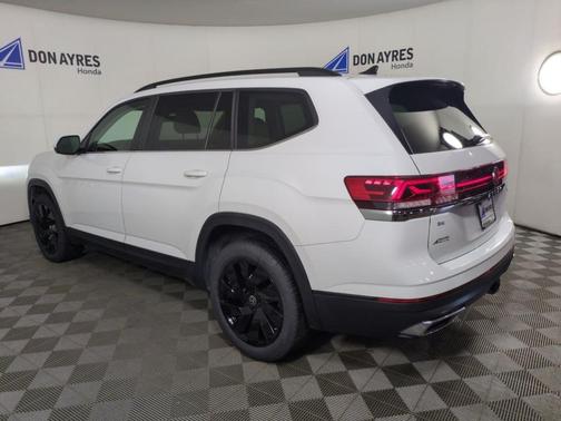 Pure White 2024 Volkswagen Atlas 2.0T SE