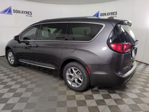 Granite Crystal Clearcoat Metallic 2017 Chrysler Pacifica Limited