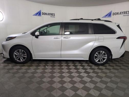 2022 Toyota Sienna XLE