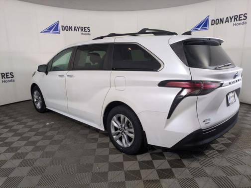 2022 Toyota Sienna XLE