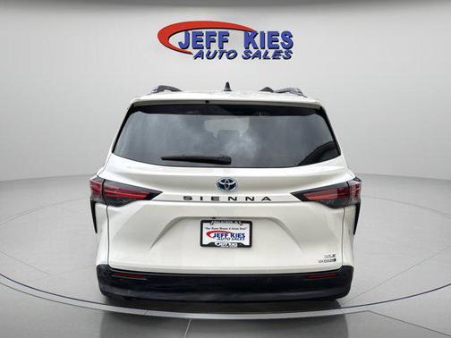 2021 Toyota Sienna XLE 8 Passenger