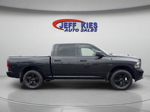 Brilliant Black Crystal Pearlcoat 2017 RAM 1500 Sport