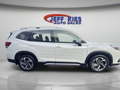 Crystal White Pearl 2022 Subaru Forester Touring