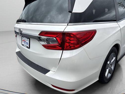 White Diamond Pearl 2018 Honda Odyssey EX-L