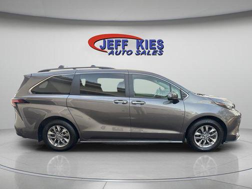 2022 Toyota Sienna XLE