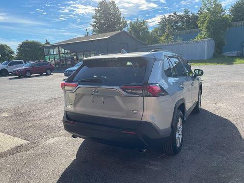 Silver Sky Metallic 2019 Toyota RAV4 XLE