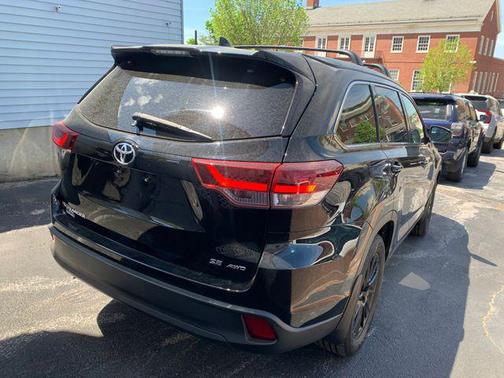 Midnight Black Metallic 2019 Toyota Highlander SE