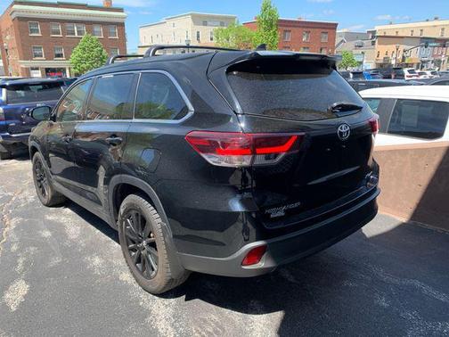 Midnight Black Metallic 2019 Toyota Highlander SE
