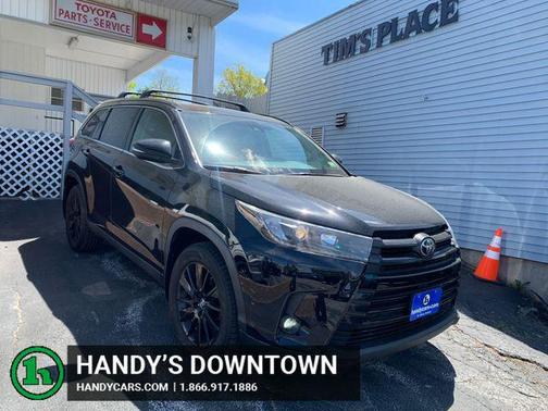Midnight Black Metallic 2019 Toyota Highlander SE