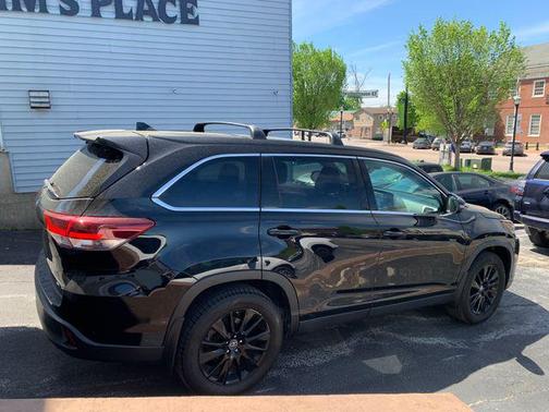 Midnight Black Metallic 2019 Toyota Highlander SE