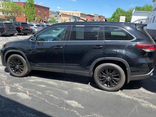 Midnight Black Metallic 2019 Toyota Highlander SE
