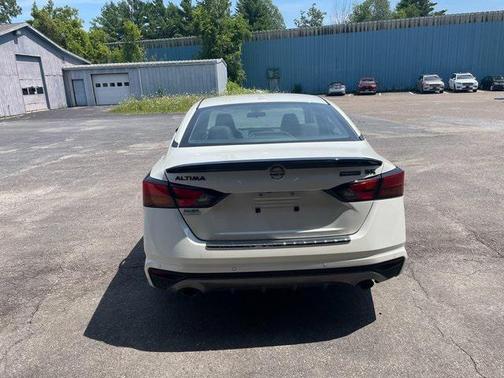 2022 Nissan Altima SR FWD