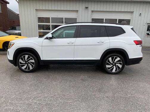Pure White 2024 Volkswagen Atlas 2.0T SE w/Technology 4MOTION