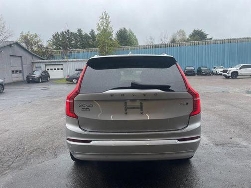 Bright Silver Metallic 2022 Volvo XC90 T6 Momentum