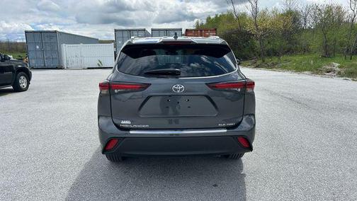 Magnetic Gray Metallic 2025 Toyota Highlander XLE