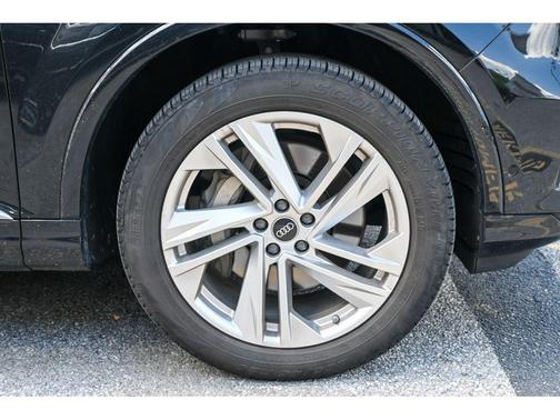 Mythos Black Metallic 2023 Audi Q7 55 Premium Plus