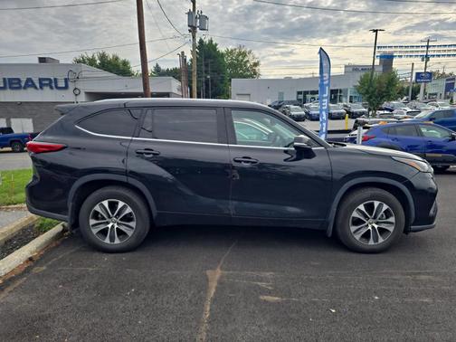 Midnight Black Metallic 2022 Toyota Highlander XLE