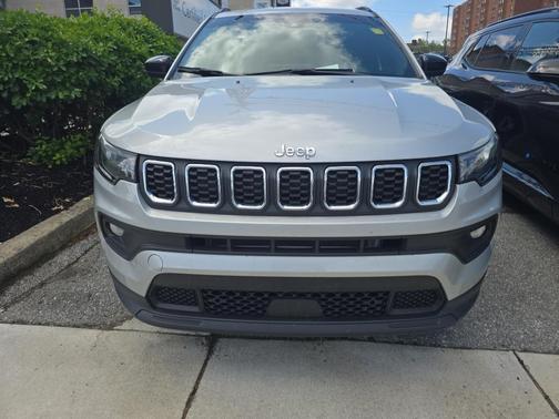 Silver Zynith Metallic Clearcoat 2024 Jeep Compass Latitude