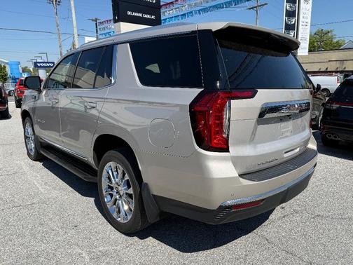 Pearl Beige Metallic 2022 GMC Yukon SLT