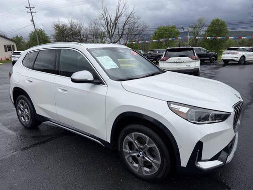 Mineral White Metallic 2024 BMW X1 xDrive28i
