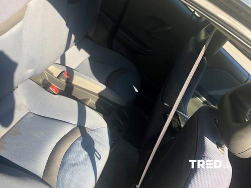 Photo 4 of 11 of 2004 Saturn Ion 2