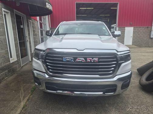 Ivory White Tri-Coat Pearlcoat 2025 RAM 1500 Laramie
