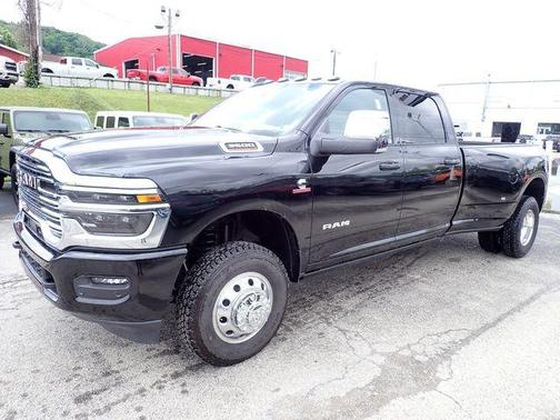 Diamond Black Crystal Pearlcoat 2026 RAM 3500 Laramie Crew Cab 4x4 8' Box