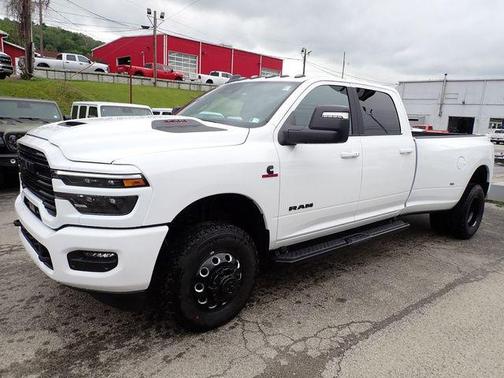 Bright White Clearcoat 2026 RAM 3500 Laramie Crew Cab 4x4 8' Box