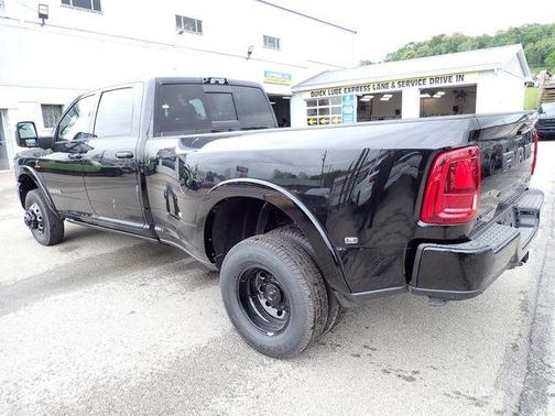 Diamond Black Crystal Pearlcoat 2026 RAM 3500 Limited Crew Cab 4x4 8' Box