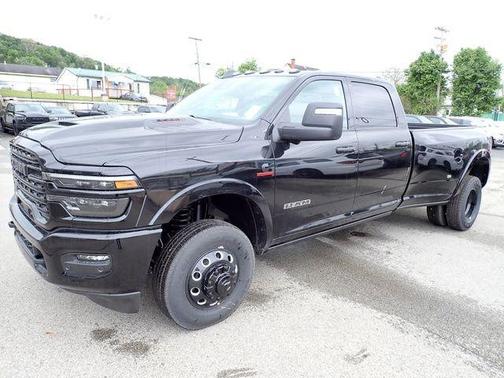 Diamond Black Crystal Pearlcoat 2026 RAM 3500 Limited Crew Cab 4x4 8' Box
