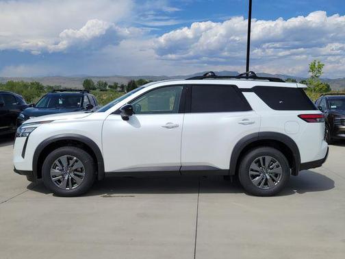 Everest White Pearl Tricoat 2026 Nissan Pathfinder SV
