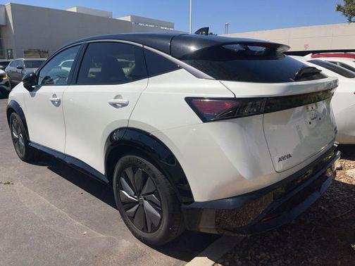 Everest White Pearl Tricoat/Black Diamond Pearl 2025 Nissan ARIYA EVOLVE+