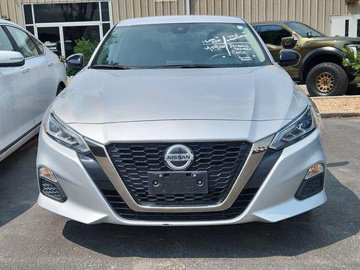 Brilliant Silver Metallic 2022 Nissan Altima SR FWD