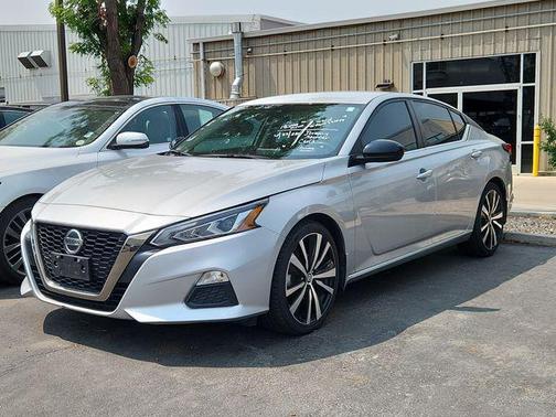 Brilliant Silver Metallic 2022 Nissan Altima SR FWD
