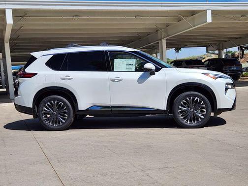 Everest White Pearl Tricoat 2026 Nissan Rogue Platinum