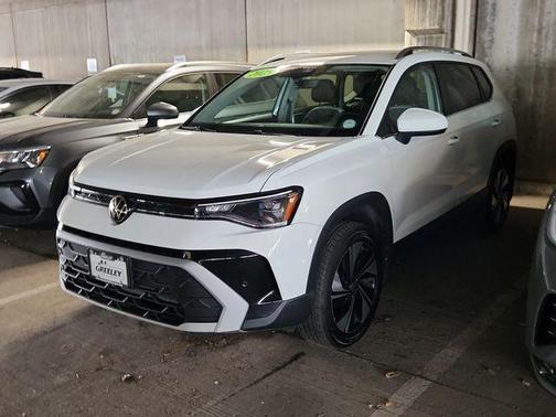 Pure White 2025 Volkswagen Taos 1.5T SE