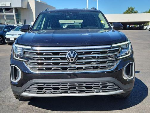 Deep Black Pearl 2024 Volkswagen Atlas 2.0T SE w/Technology 4MOTION