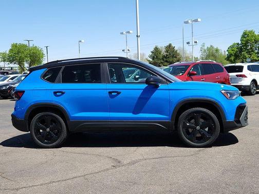 Cornflower Blue w/Deep Black Roof 2026 Volkswagen Taos SE Black