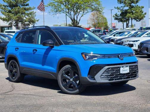 Cornflower Blue w/Deep Black Roof 2026 Volkswagen Taos SE Black