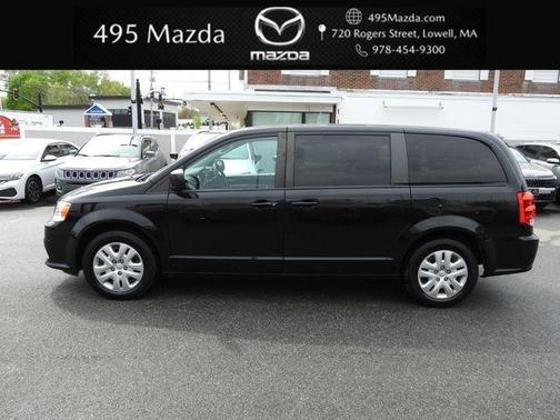 Brilliant Black Crystal Pearlcoat 2018 Dodge Grand Caravan SE