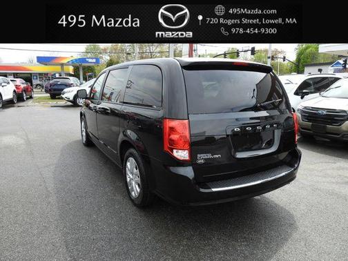 Brilliant Black Crystal Pearlcoat 2018 Dodge Grand Caravan SE