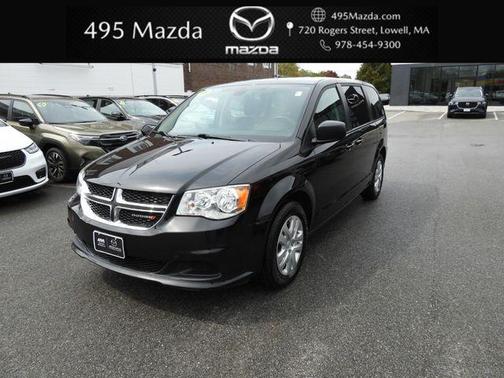 Brilliant Black Crystal Pearlcoat 2018 Dodge Grand Caravan SE