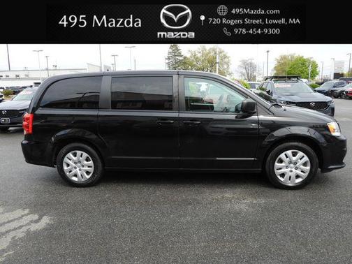 Brilliant Black Crystal Pearlcoat 2018 Dodge Grand Caravan SE