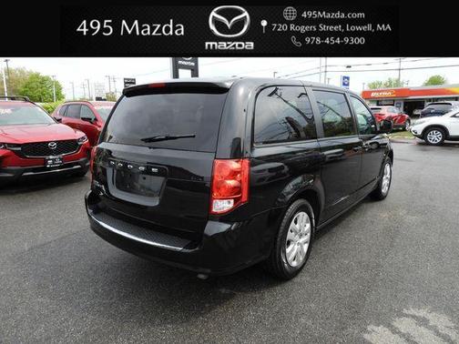 Brilliant Black Crystal Pearlcoat 2018 Dodge Grand Caravan SE