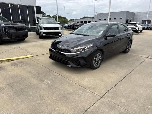 Aurora Black Pearl 2024 Kia Forte LXS