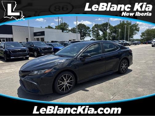 Midnight Black Metallic 2022 Toyota Camry SE