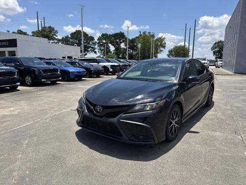 Midnight Black Metallic 2022 Toyota Camry SE