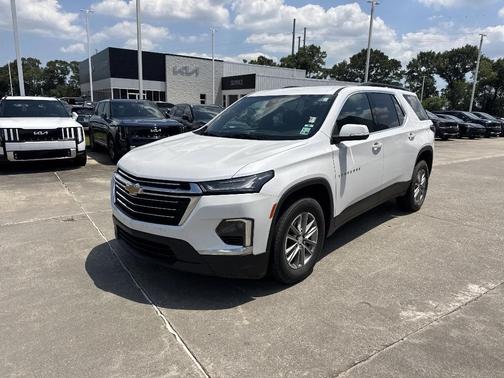 Iridescent Pearl Tricoat 2023 Chevrolet Traverse LT Cloth