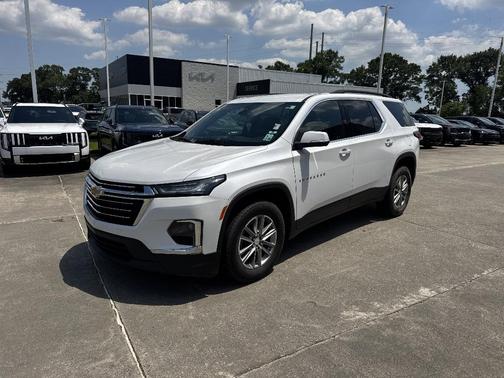 Iridescent Pearl Tricoat 2023 Chevrolet Traverse LT Cloth